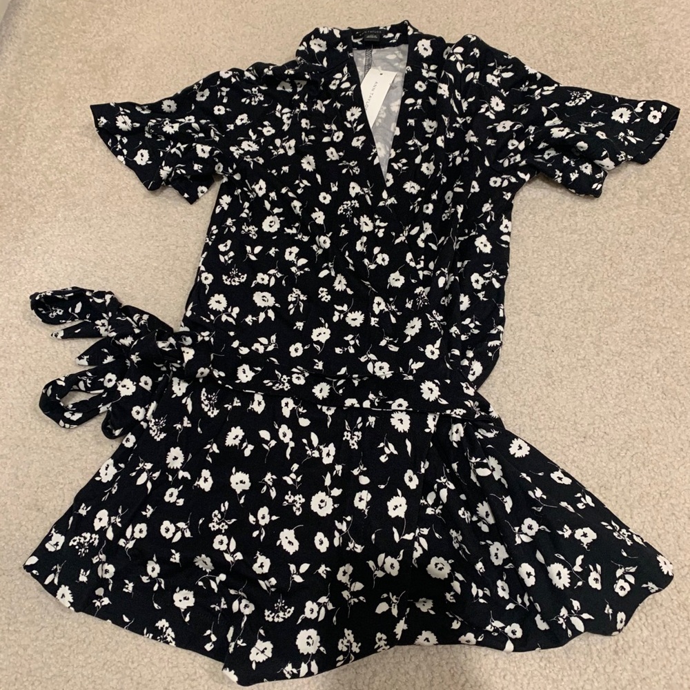 ✅ Ann Taylor floral black wrap top xs